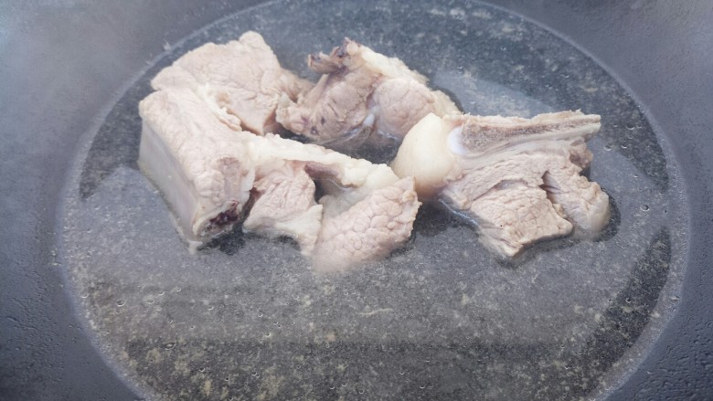 排骨烧土豆豆角,去除血水,颜色发白即可