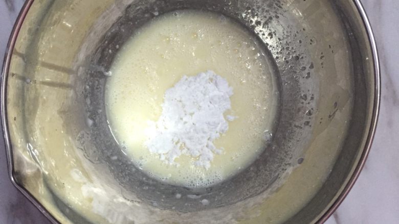 原味麻薯包,加入糖粉拌均匀