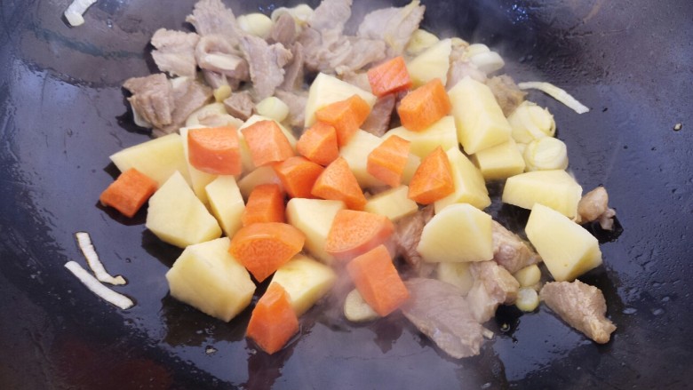 牛肉炖西红柿土豆,再放胡萝卜和土豆