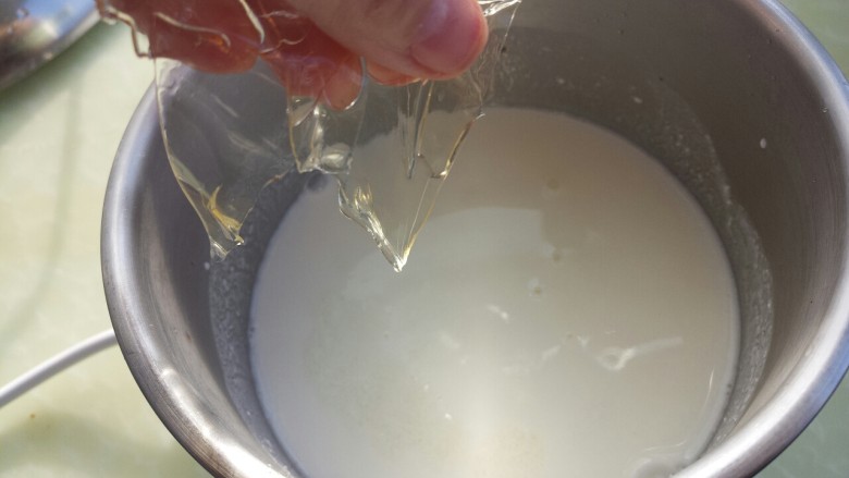 酸牛奶草莓冻,然后加热,加热到70度以上,放泡软的吉利丁片