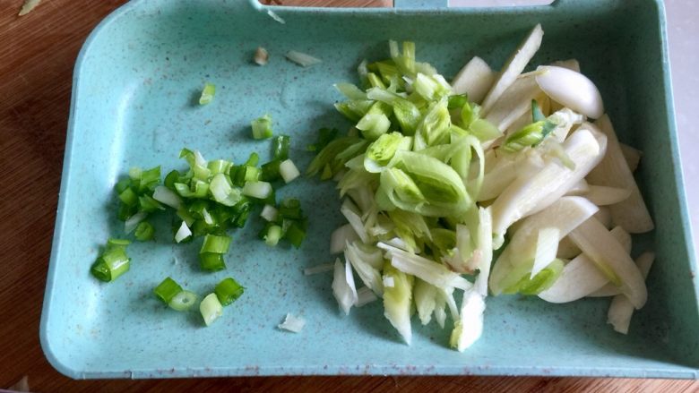 请给我一碗面的幸福➕“香&香”青菜面,京葱葱白和香葱葱绿分别切末