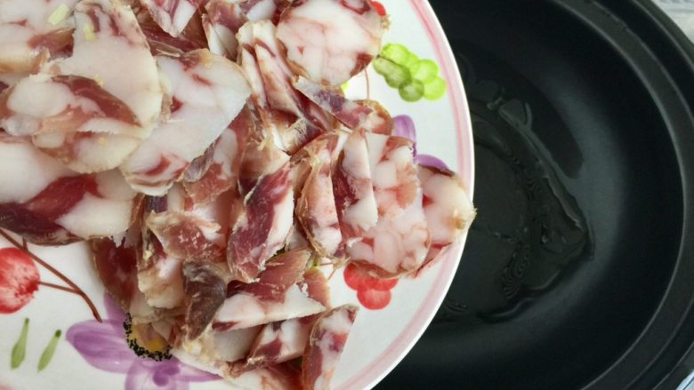 请给我一碗面的幸福➕“香&香”青菜面,加入香肠片,小火煸出油
