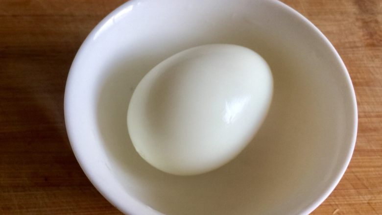 请给我一碗面的幸福➕“香&香”青菜面,煮好的鸡蛋剥壳