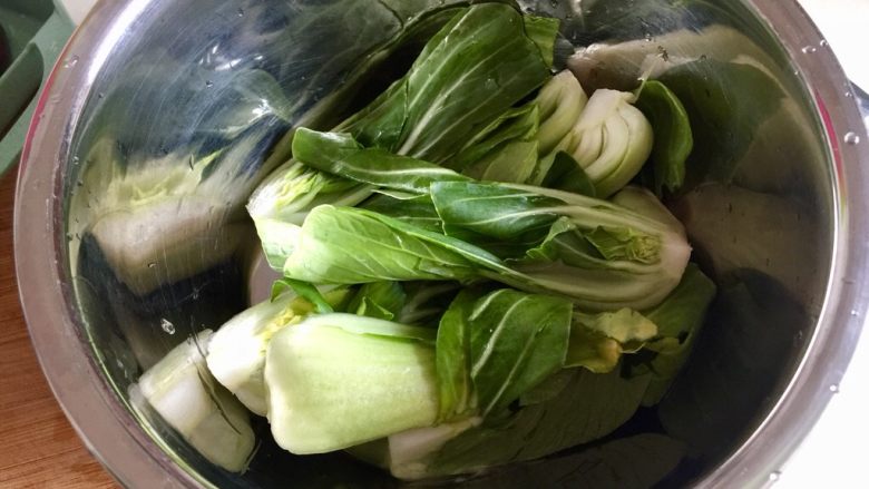 请给我一碗面的幸福➕“香&香”青菜面,青菜淡盐水浸泡后洗干净控水备用