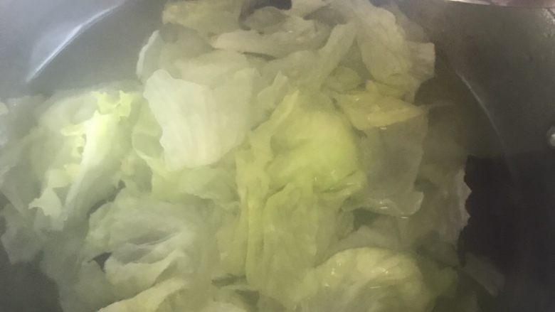 爱心什锦沙拉,热水(水沸腾)先烫西生菜