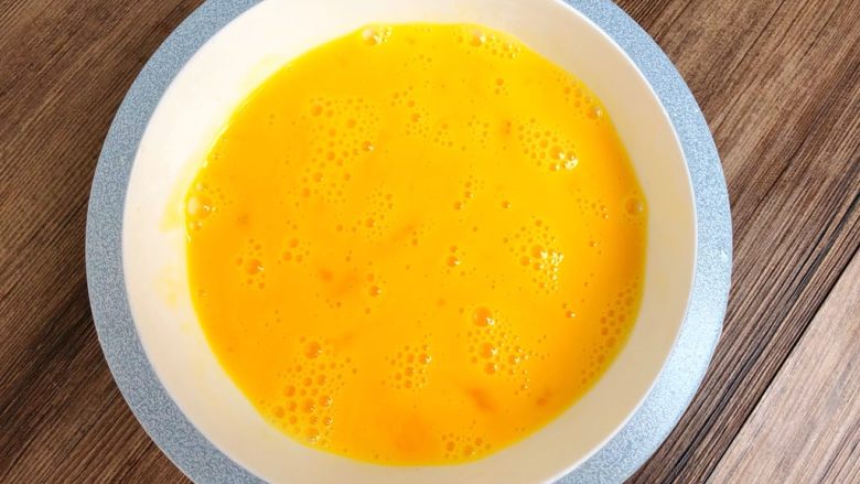 番茄炒蛋,鸡蛋打成蛋液