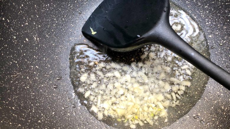 番茄炒蛋,锅里再放入少许油，爆香蒜末