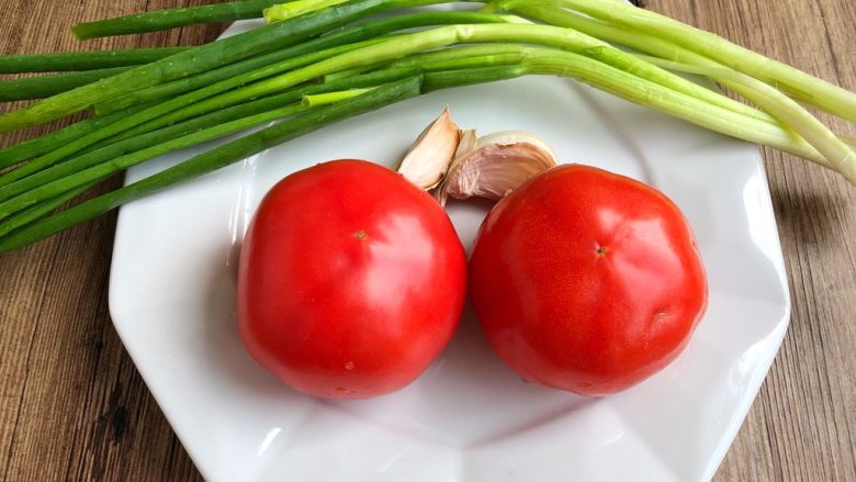 番茄炒蛋,配料：西红柿，蒜，<a style='color:red;display:inline-block;' href='/shicai/ 3250'>葱</a>