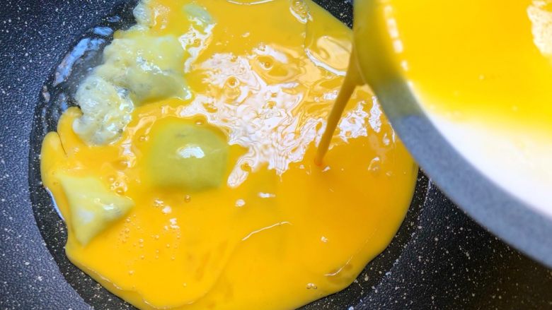 番茄炒蛋,热锅热油倒入蛋液