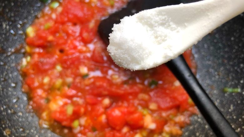 番茄炒蛋,放入2g盐翻炒均匀