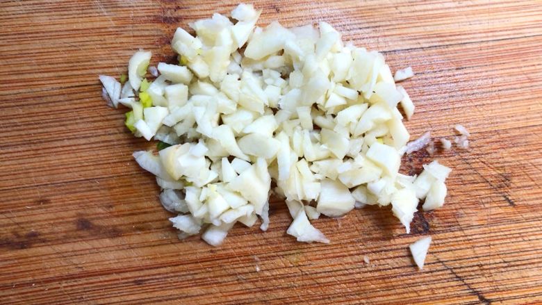 番茄炒蛋,蒜切末