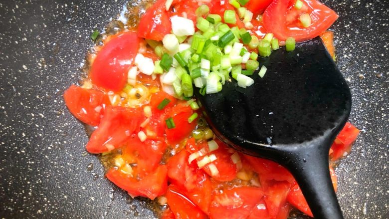 番茄炒蛋,放入葱白炒香