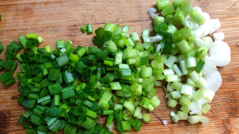 番茄炒蛋,葱切葱花