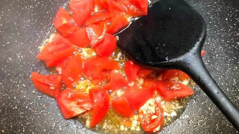 番茄炒蛋,放入番茄，小火炒出茄汁