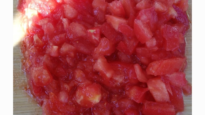 减脂餐系列,两个<a style='color:red;display:inline-block;' href='/shicai/ 3551'>西红柿</a>🍅切碎,最好用热水划十字烫下去皮