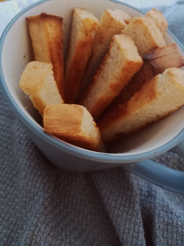 减脂餐系列,烤好的吐司条放杯中