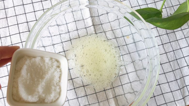 香蕉松饼
,加入白沙糖,继续打蛋白