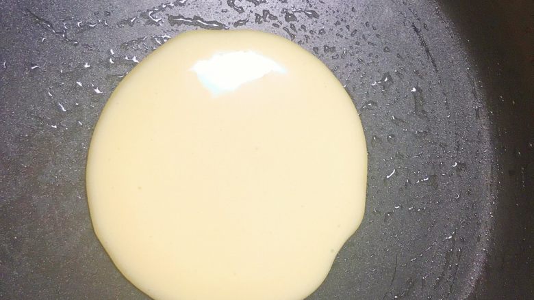 香蕉松饼
,倒入一勺面糊,待面糊冒气泡时翻面