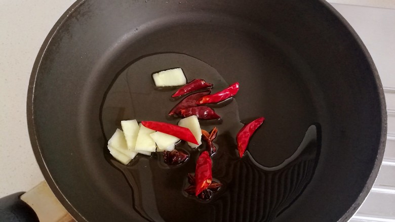 酱花生米,锅中放油烧热,放入<a style='color:red;display:inline-block;' href='/shicai/ 3746'>大料</a>,生姜和干辣椒。