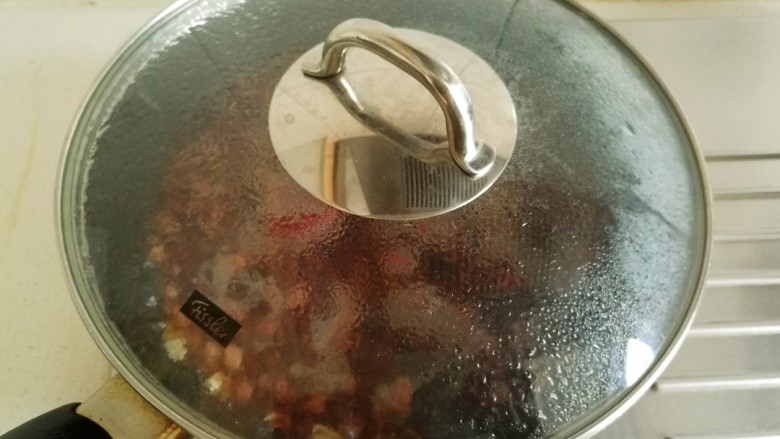 酱花生米,烧开后盖上锅盖,用小火熬煮。