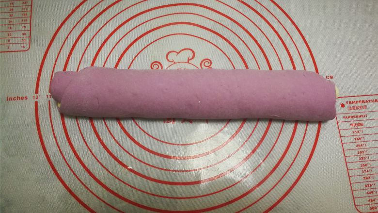 紫薯双色卷,卷起来，卷紧一点。