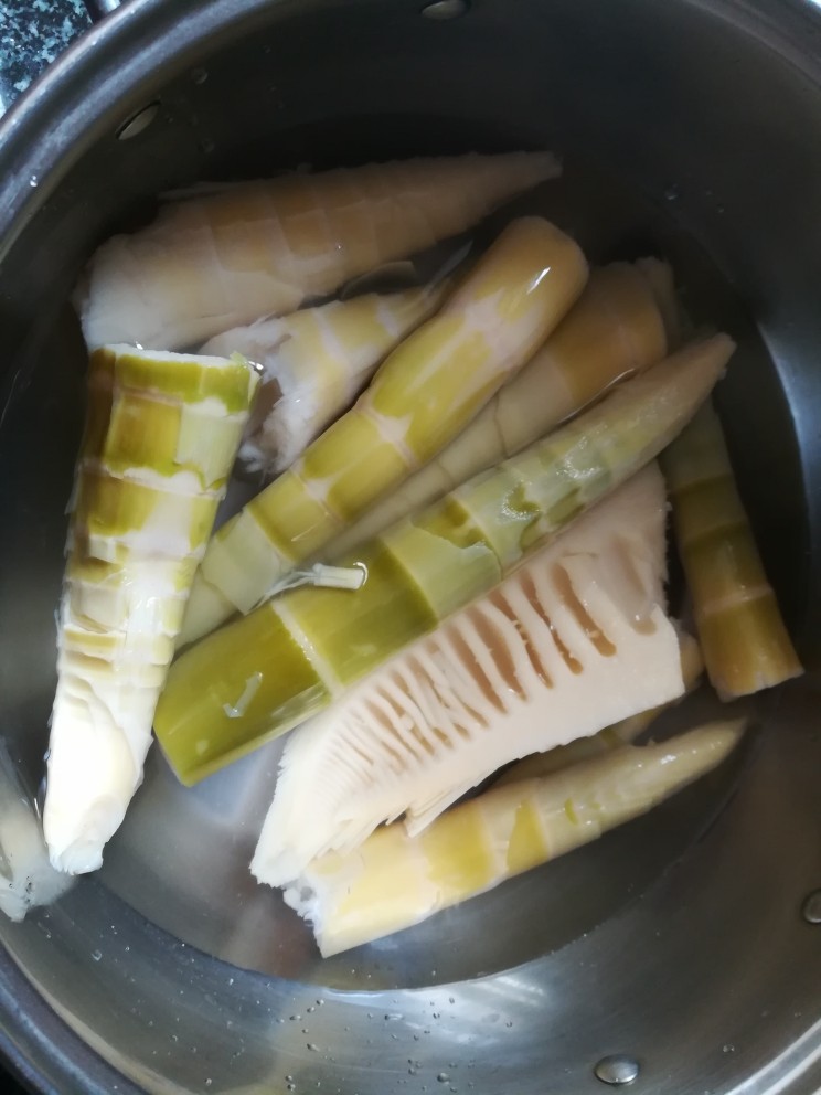 #下饭更下酒#超级爽脆可口的泡菜炒笋,笋在冷水里煮一下。因为婆婆已经煮过了,所以水开了就好,不然要多煮一会儿,这样口感更好,可以去除更多的草酸。