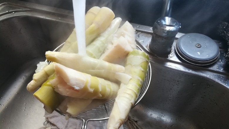#下饭更下酒#超级爽脆可口的泡菜炒笋,笋煮开后,用冷水冲一下