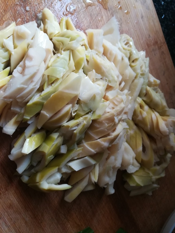 #下饭更下酒#超级爽脆可口的泡菜炒笋,笋切斜刀,这样更入味哦