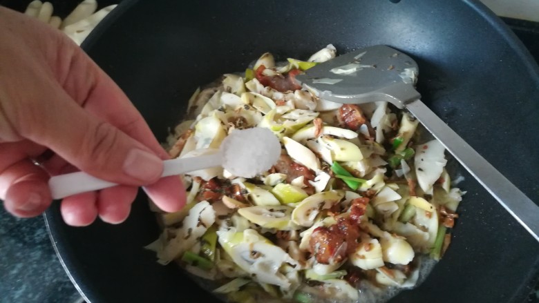 #下饭更下酒#超级爽脆可口的泡菜炒笋,加盐巴,味精。
相对于其他蔬菜,笋的盐巴也要稍微多一点,还是因为粗纤维含量比较多的缘故。