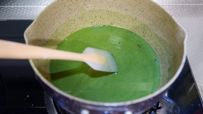 爆浆抹茶麻薯,小火一边熬煮一边搅拌,以免糊底。