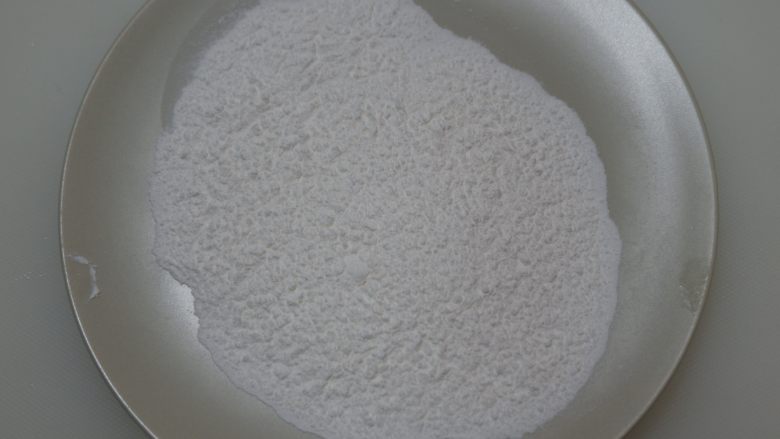 爆浆抹茶麻薯,少许糯米粉放入盘中,入微波炉丁1分钟,做成熟粉