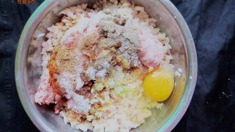 猪肉藕丸,加入一个鸡蛋,然后加入一小勺盐,半小勺糖,一小勺干淀粉,味极鲜,鸡精和黑胡椒粉