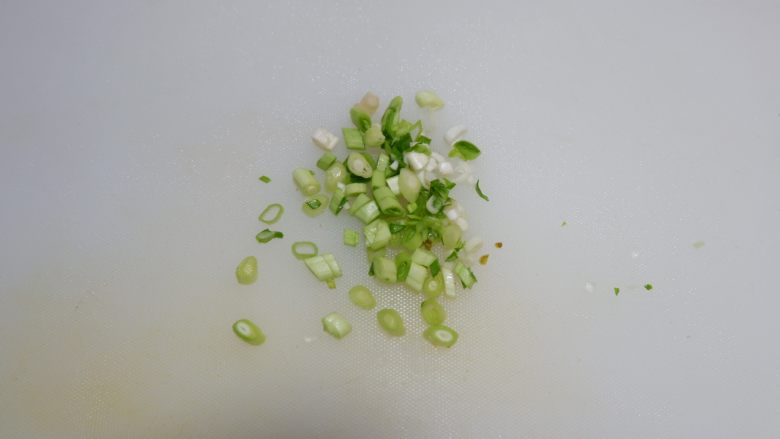 酸豆角炒饭,<a style='color:red;display:inline-block;' href='/shicai/ 3348'>青蒜</a>(蒜苗)切成末