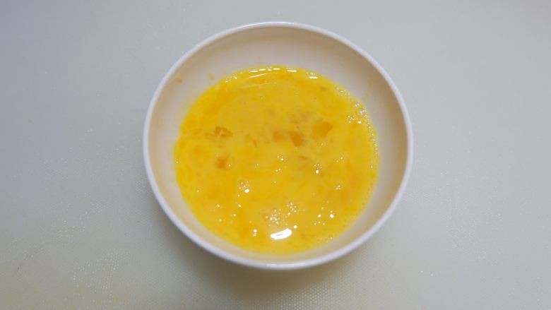 酸豆角炒饭,<a style='color:red;display:inline-block;' href='/shicai/ 9'>鸡蛋</a>打散。