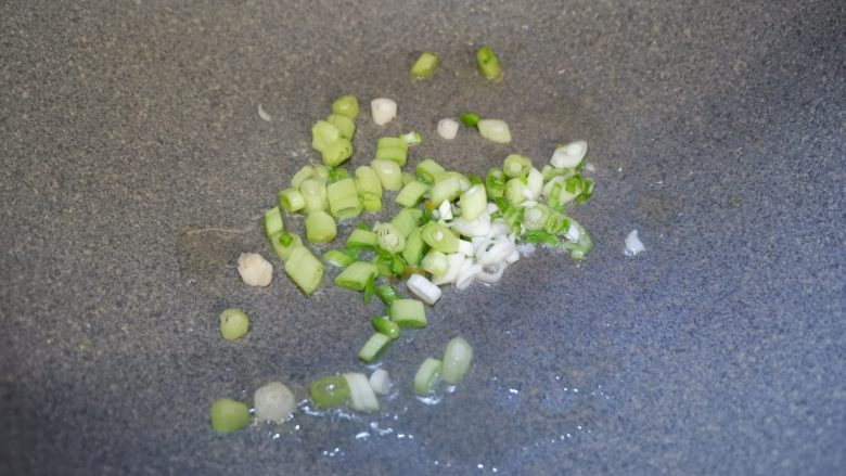 酸豆角炒饭,留圆锅,放入青蒜炒出香味