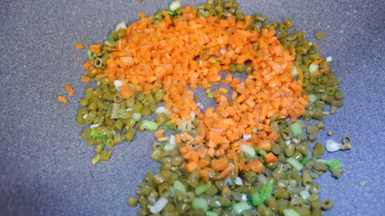 酸豆角炒饭,加入胡萝卜,翻炒一会