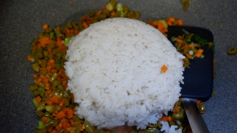 酸豆角炒饭,加入<a style='color:red;display:inline-block;' href='/shicai/ 507'>米饭</a>,