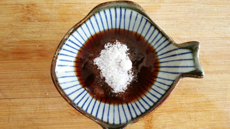 金针菇培根卷,用1勺<a style='color:red;display:inline-block;' href='/shicai/ 721'>蚝油</a>半，半勺<a style='color:red;display:inline-block;' href='/shicai/ 3729'>白糖</a>，1勺清水，搅拌均匀调个料汁。