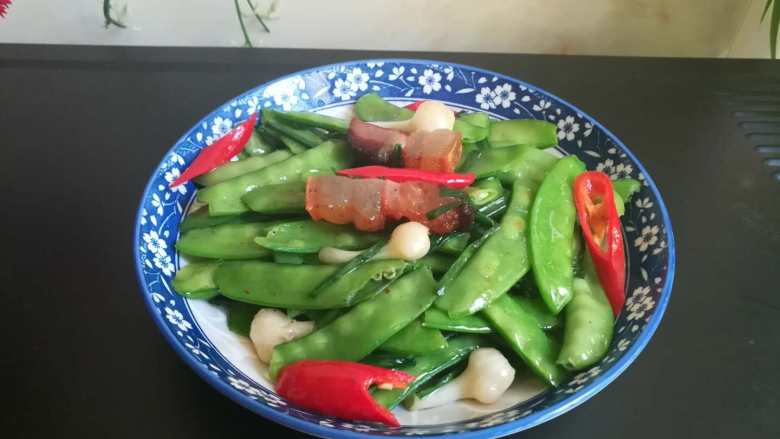 #下酒菜#绿油油的腊肉炒豌豆荚,成品图。
香喷喷,绿油油,超级有食欲的腊肉炒豌豆荚就做好了。