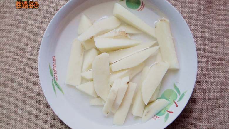 香辣干锅鸡翅,<a style='color:red;display:inline-block;' href='/shicai/ 23'>土豆</a>去皮切成条,泡在水里防止氧化