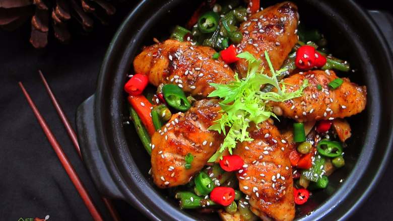 香辣干锅鸡翅,装盘上桌,是不是很有食欲啊