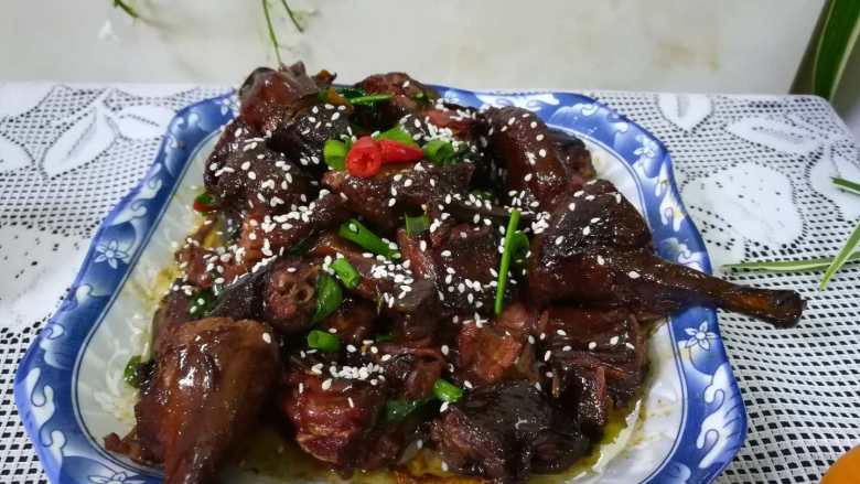 #下酒菜#让人超级有食欲的酱鸭,成品图。
香喷喷,超级有食欲,连骨头都酥香的陆魁得酱鸭就做好啦。