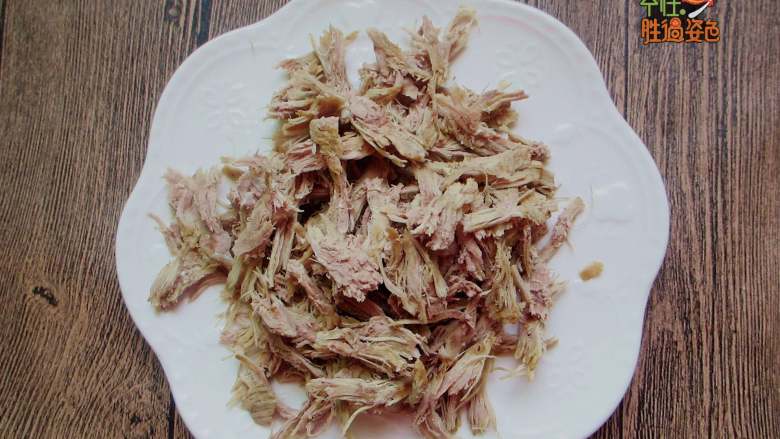 灯影牛肉丝,用手顺着条纹撕细丝,大小根据自己喜欢定夺,个人觉得越细越好入味