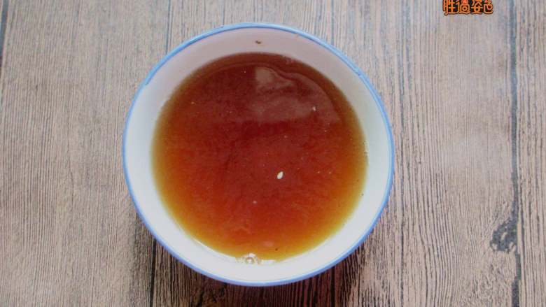 减脂蔬菜沙拉,白糖、生抽、糖、苹果醋、清水混合均匀。锅中放入香葱、香菜、香叶,开火煮3分钟。3分钟后关火,挑出香葱、香菜和香叶,把凉菜汁放置一旁晾凉。