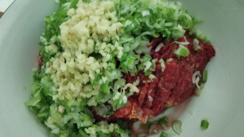 驴肉馅饼,加到肉馅里,还有<a style='color:red;display:inline-block;' href='/shicai/ 37'>姜</a>沫。