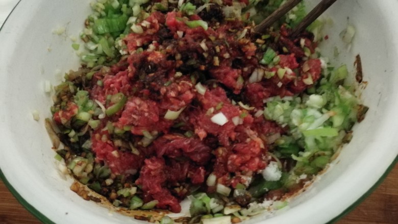 驴肉馅饼,加盐,糖,<a style='color:red;display:inline-block;' href='/shicai/ 10404'>花椒面</a>,红烧酱油搅拌