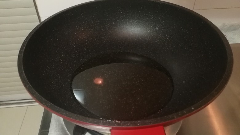 驴肉馅饼,起油锅,把大半碗豆油烧开。