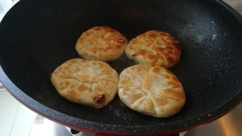驴肉馅饼,翻个继续烙(如图)