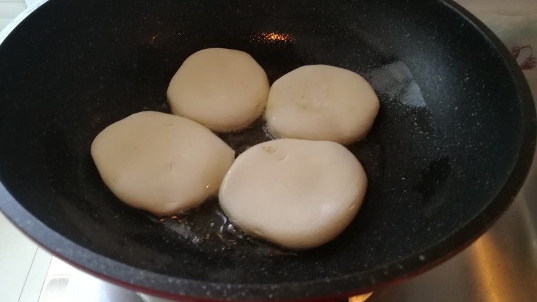 驴肉馅饼,油热开始烙馅饼(如图)