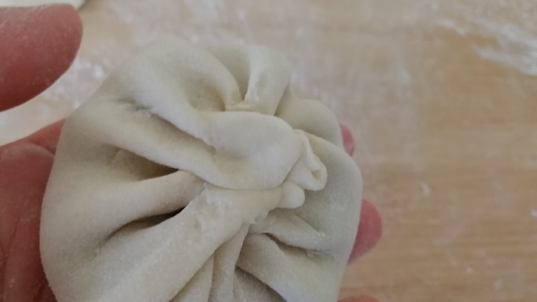 驴肉馅饼,跟包包子差不多(如图)